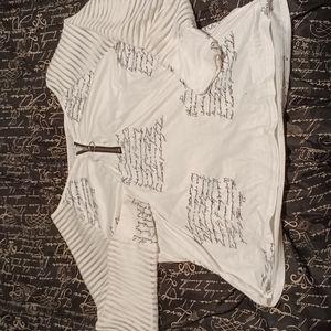 A beautiful white top long sleeve very comfortable